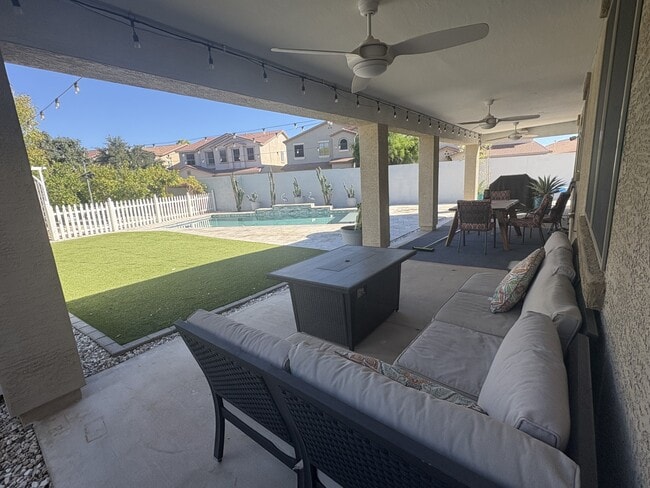 Building Photo - 1180 E Saddleback Pl