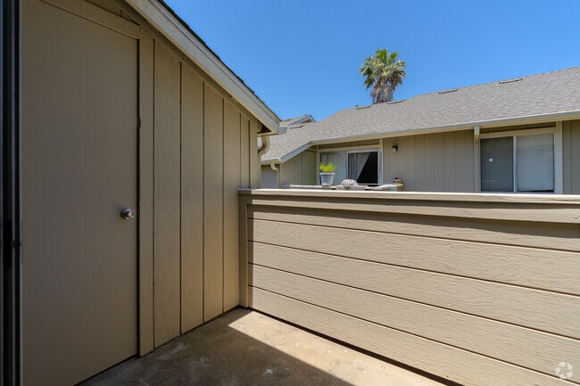 2BR, 1BA - 848SF - Balcony