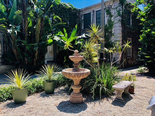 Front Courtyard - 5968 San Vicente Blvd Unit 1