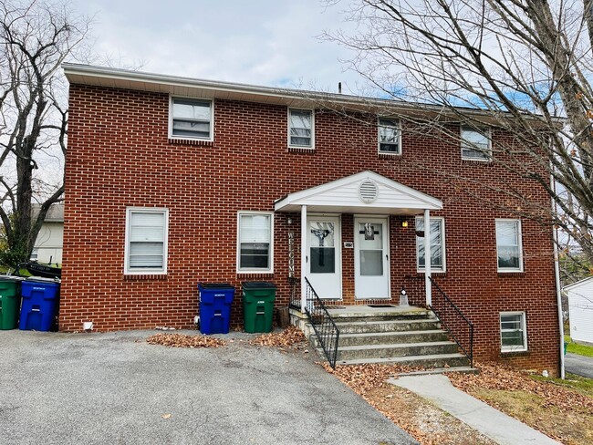 Building Photo - 2 Bedroom, 2 Bath Townhouse