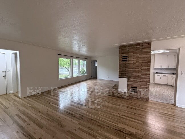 Photo - 931 Chemawa Rd N
