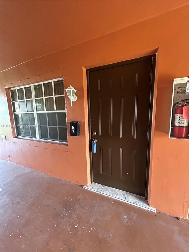 Building Photo - 5200 NW 17th Ct Unit C