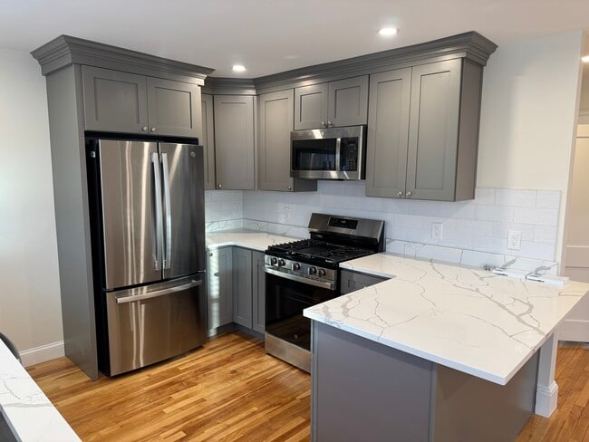 Building Photo - 63 Raymond Ave Unit 2