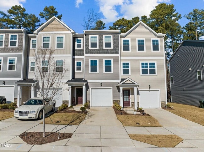 Building Photo - Beautiful Townhome!