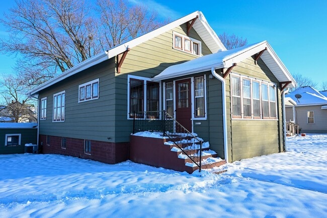 Building Photo - 1802-1806 Superior Ave - Duplex Unit 1802