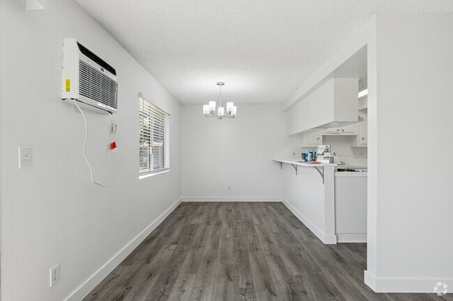 2BR, 2BA - 1050SF - Dining Room