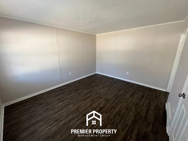 Photo - 211 Burwood Dr