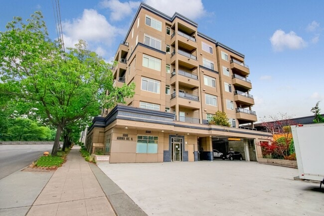 Building Photo - Lake Union View Condo 2 bed Avail 10/1 Unit 509