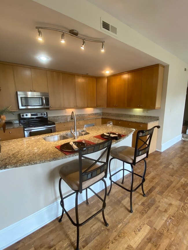 Building Photo - 803 E 6th St Unit 107