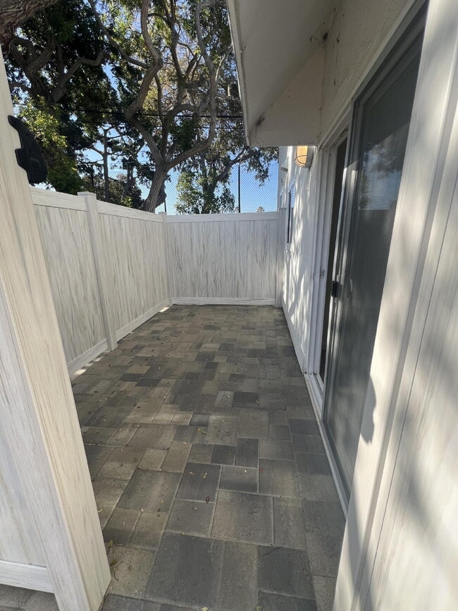 Charming 1-Bedroom Oasis on Highland Drive, Oxnard - Silver Stand
