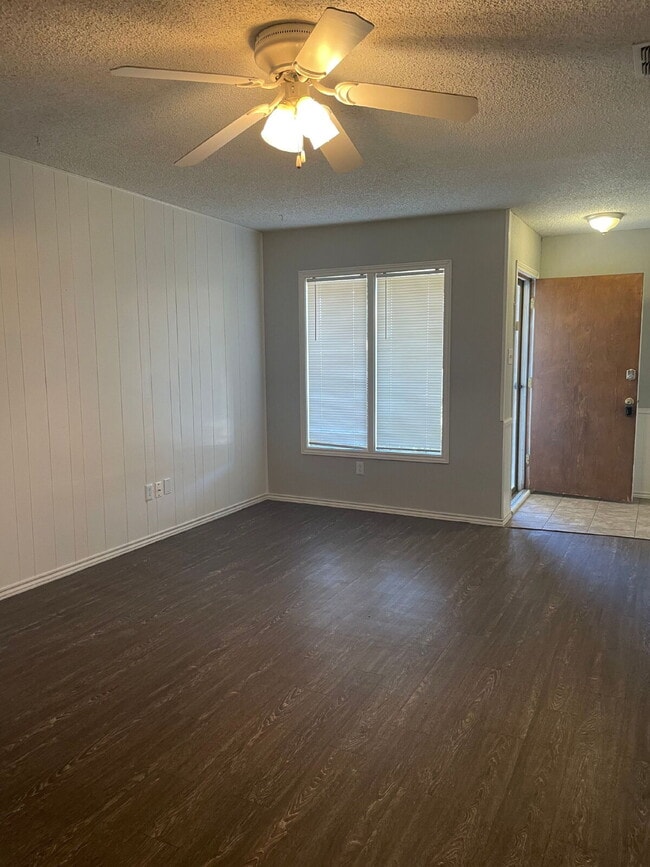 Photo - Spacious 3/2/2 with quick access to the Loop
