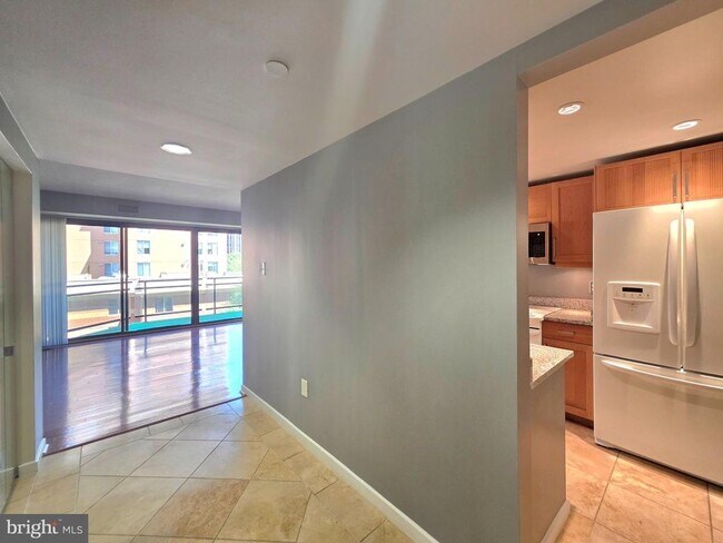 Building Photo - 1530 Key Blvd Unit 532