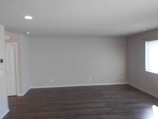 Photo - 2925 Mahogany St NE