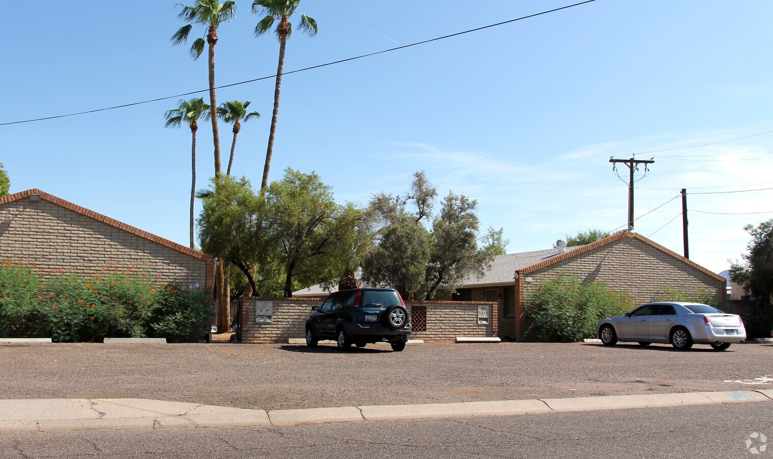 Photo - 718-722 W Hazelwood St Apartments