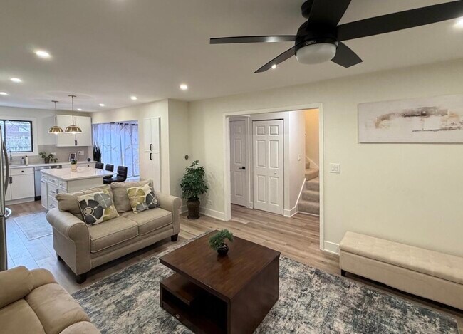 Photo - 1750 Henley St