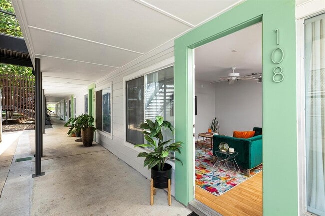 Photo - 2200 Dickson Dr Unidad 108 Rental