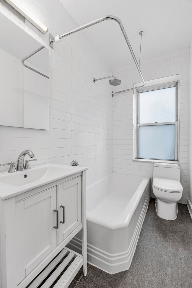 Photo - 305 W 52nd St