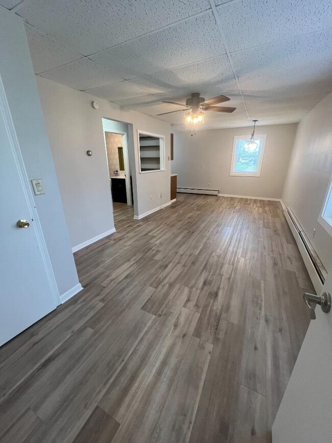 Building Photo - 10729 Main St Rental