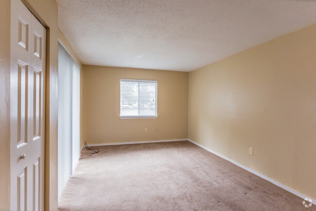 1 BR, 1 BR - 725 SF - Living Room