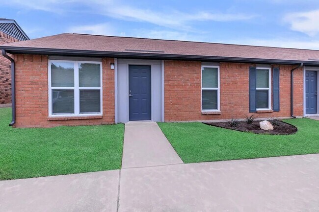 Photo - 900 Westwood Dr