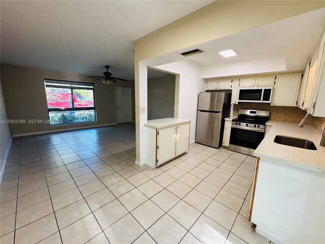 Photo - 1050 SW 2nd Ave Unidad 1050