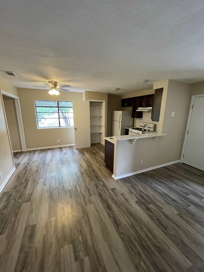 Building Photo - 501 Algerita Dr Unit D Rental