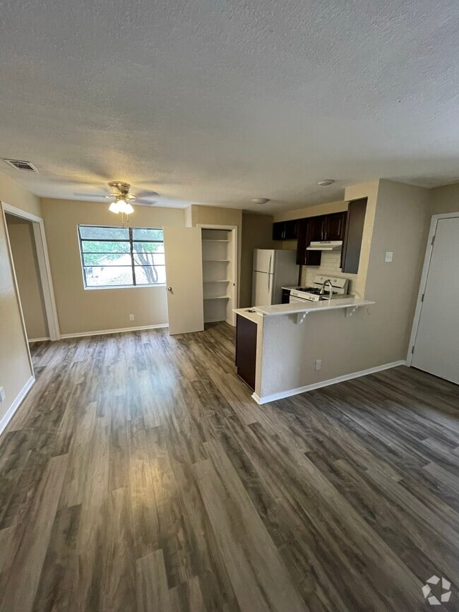 Building Photo - 501 Algerita Dr Unit D Rental