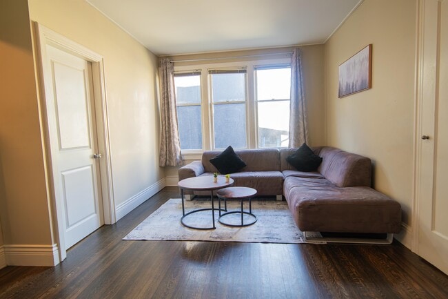 Building Photo - 935 Jervis St Unit 5