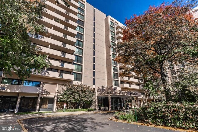 Building Photo - 4141 Henderson Rd Unit 204 Rental