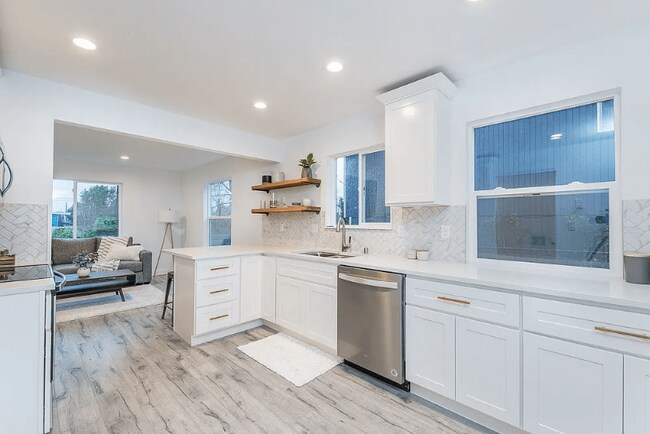 Photo - 1018 E 56th St