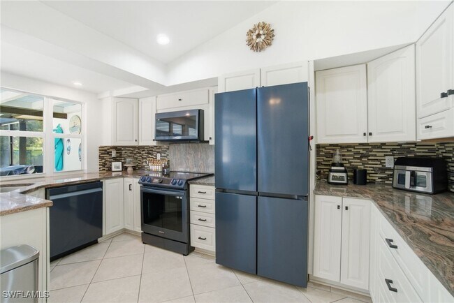 Photo - 560 Cypress Way E