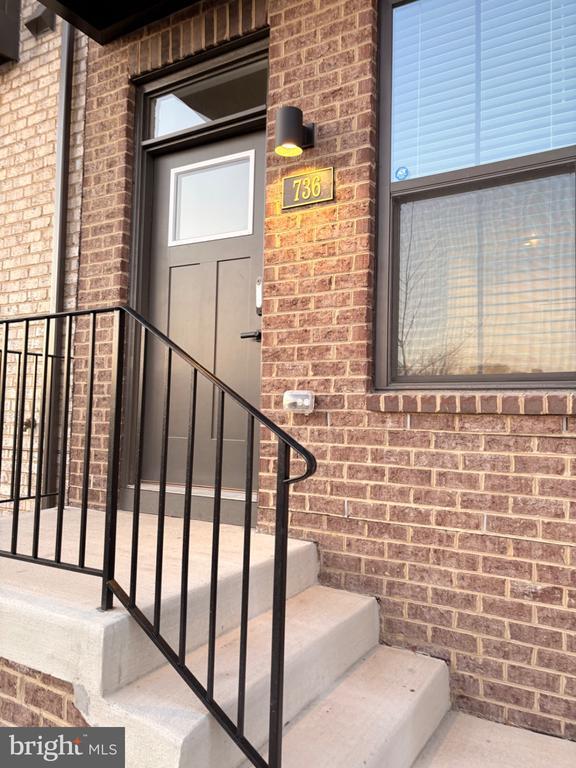 Photo - 736 Watts St