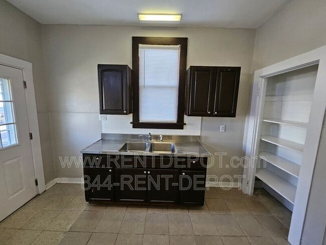 Photo - 900 E Walnut St