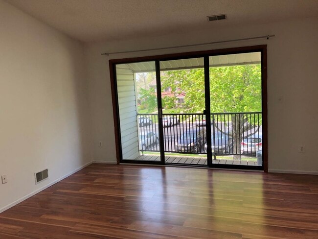 Living RM - 143 Woodward Ln Unit 26D