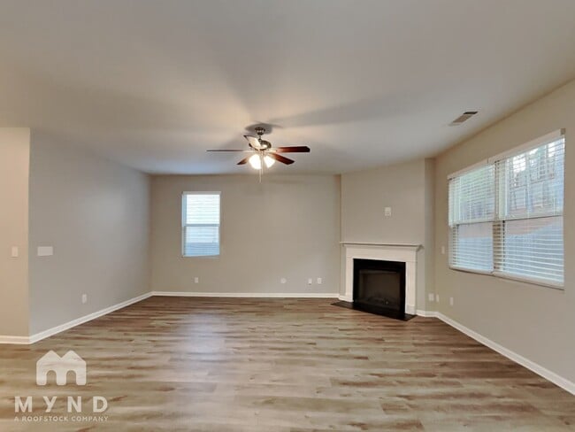 Photo - 828 Lake Chase