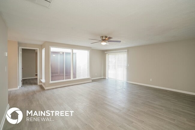 Photo - 970 Dostie Cir