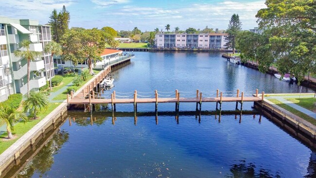 Building Photo - 2731 Taft St Unit 408