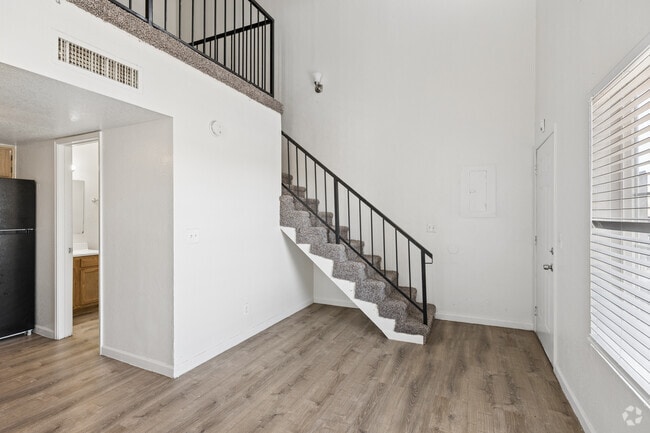 1BR, 1BA - 575SF - Living Room - Arbor Village