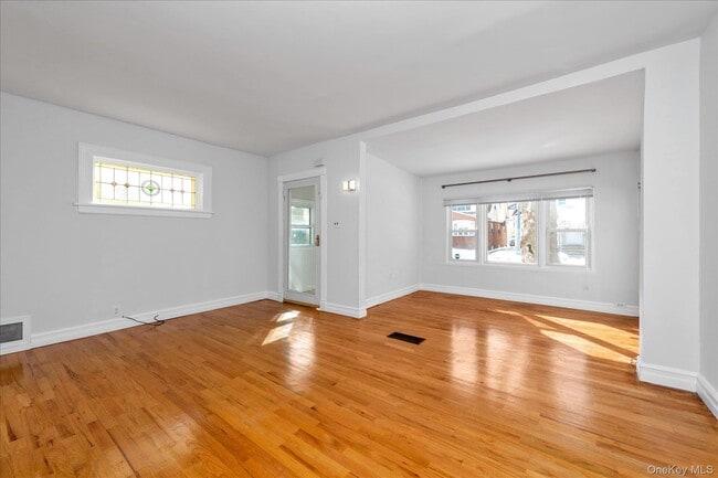 Photo - 70-15 Manse St