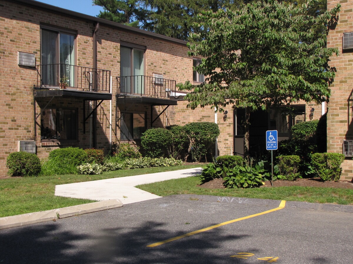 Hallmark Apartments - Hallmark Apartments