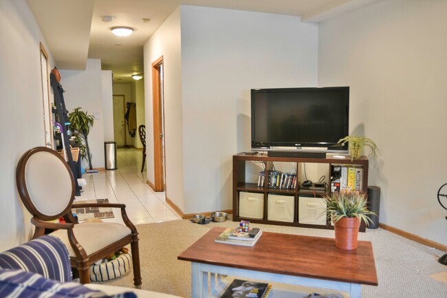 Photo - 1351 N Wolcott Ave Unit GDN