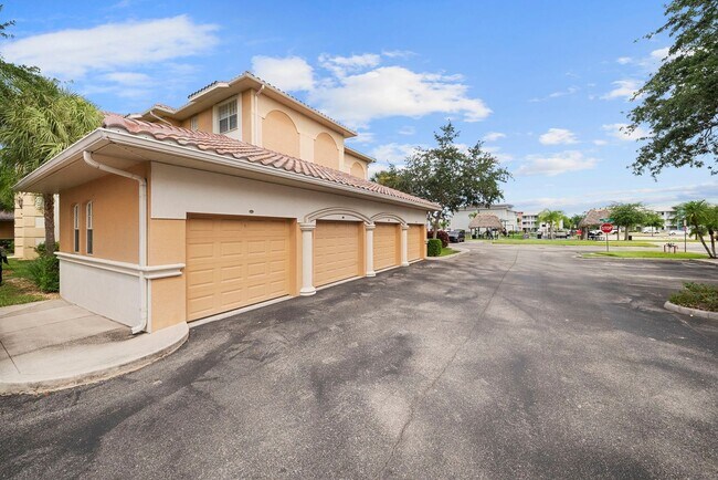 Photo - Beautiful 2 bedroom 2 bath condo in Cape coral New lvp flooring