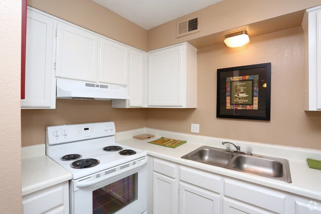 2BR, 2BA - 948SF - Kitchen