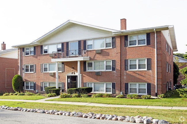 Colonial Court Apartments