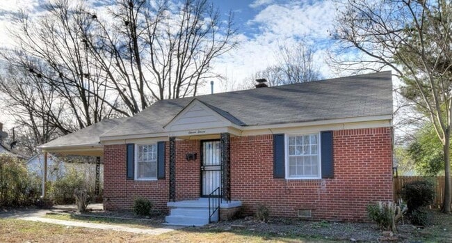 Building Photo - 1111 Robin Hood Ln