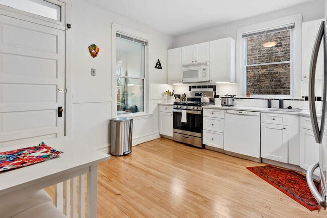 Photo - 3706 N Leavitt St Unit 2