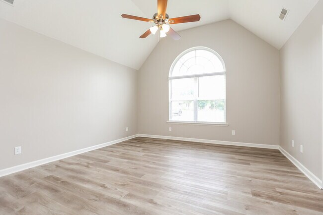 Photo - 1912 Guildford Dr