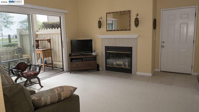 Building Photo - 205 Lakeshore Ct. Unit 205