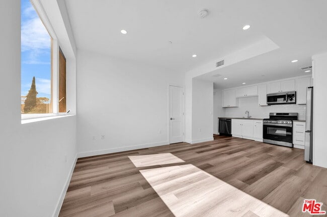 Building Photo - 667 Wilton Pl Unit 207