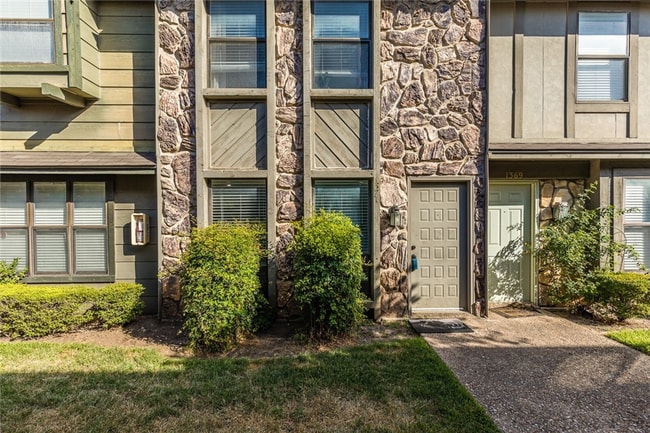 Photo - 2 Bd / 2 Ba Townhome Minutes Away From Cam...